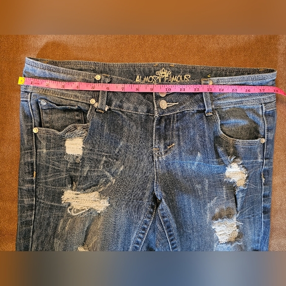 Almost Famous Distressed/Destroyed Low-Rise Cuffed Capri Jeans Size 13 - Picture 5 of 12